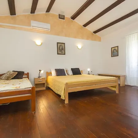 House With A Parking Space Mali Turini *
