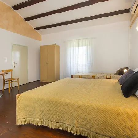 Holiday home House With A Parking Space Mali Turini